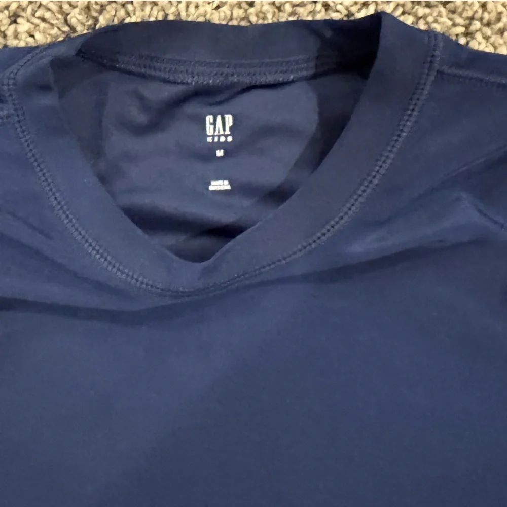 Bundle of 2 GAP boys short sleeve rashguards in navy blue and black,size Medium - Picture 6 of 8